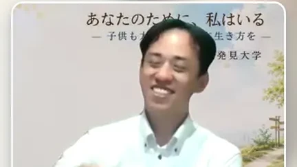 座談会で笑顔で話すヨンサン